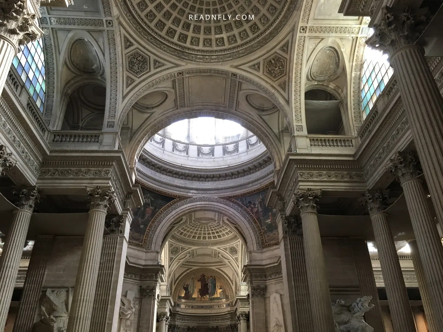 Interior del Panteón de París en el barrio latino.