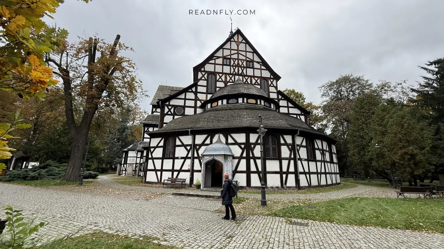 Iglesia de la Paz de Świdnica en Polonia, fachada exterior de madera